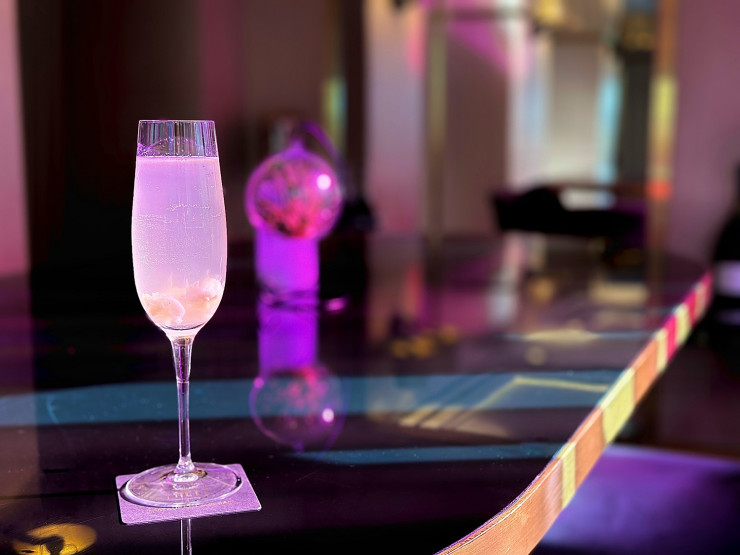 „Мимоза личи“ е елегантен дамски коктейл, който за разлика от класическата американска „Мимоза“ включва плод и сороп от личи, допълнени от водка Хаку. Снимка: Floret