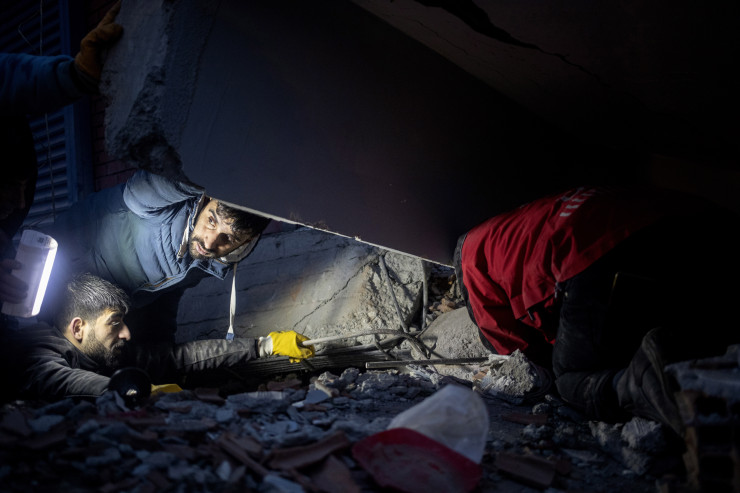 Спасителни екипи търсят оцелели в Турция. Снимка:  EPA/REFIK TEKIN