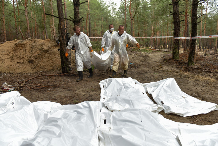 Продължава ексхумацията на тела от масовите гробове край Изюм. Снимка:  EPA/OLEG PETRASYUK