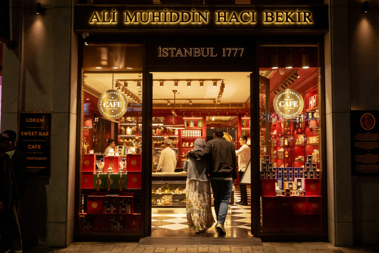 Клиенти влизат в кафене в Истанбул, но инфлацията засяга разполагаемите доходи. Снимка: Никол Тънг/Bloomberg LP