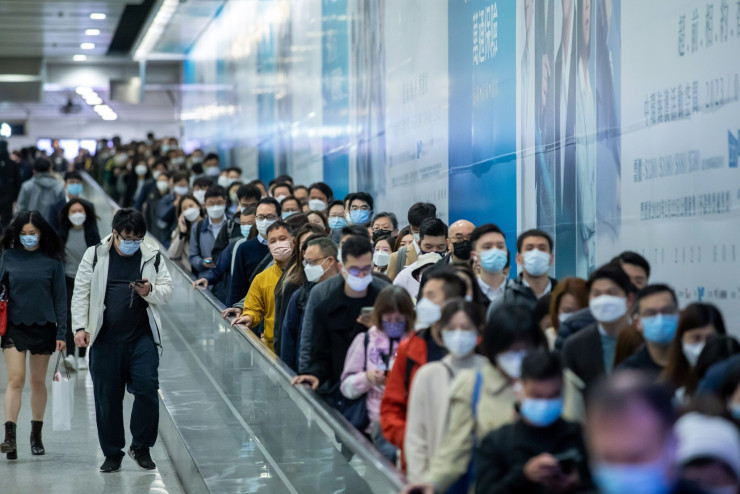 В Хонконг малките апартаменти и ефективният обществен транспорт не дават основания на служителите да работят от вкъщи. Там през март пътуванията с метро надминаха нивата от 2019 г. Снимка: Пол Юн/Bloomberg
