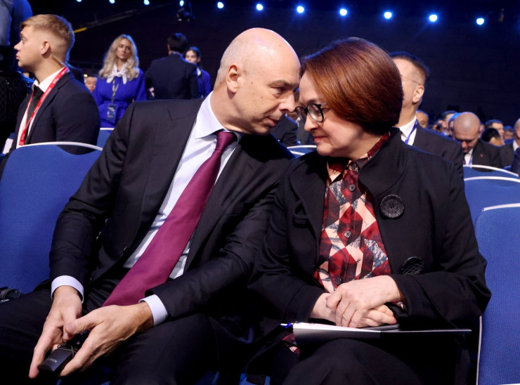 Руският финансов министър Антон Силуанов и Набиулина присъстват на инвестиционен форум в Москва през декември. Снимка: Getty Images
