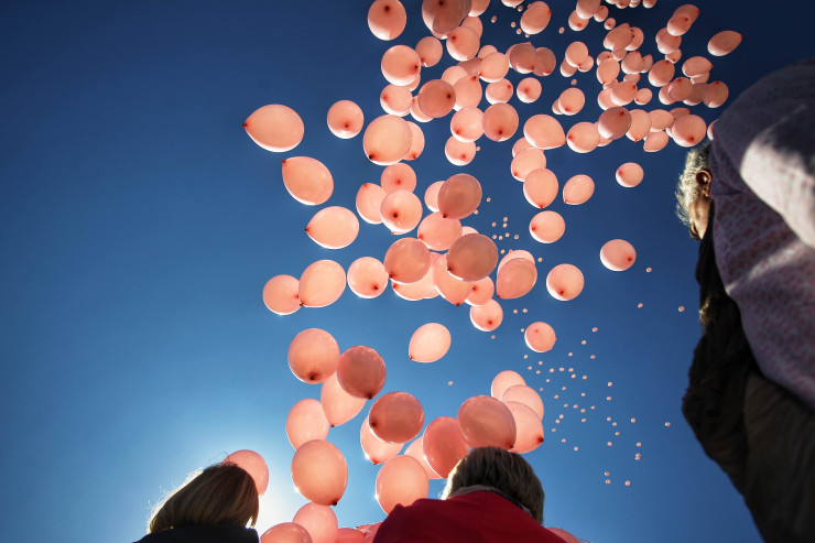 1200 розови балона бяха пуснати в небето в памет на жените, загубили битката с рак на гърдата. Снимка: Димитър Кьосемарлиев, Investor Media Group