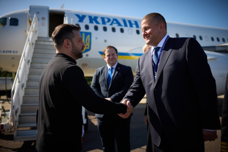 Зеленски беше посрещнат от своя бивш главнокомандващ - ген. Валерий Залужний, който вече е посланик на Украйна във Великобритания. Снимка: President.gov.ua