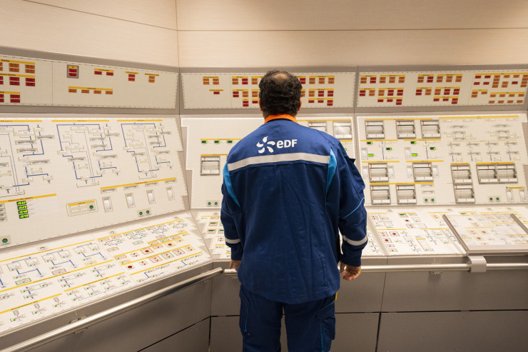 Служител в контролната зала на трети реактор на АЕЦ "Фламанвил". Фотограф: Nathan Laine/Bloomberg