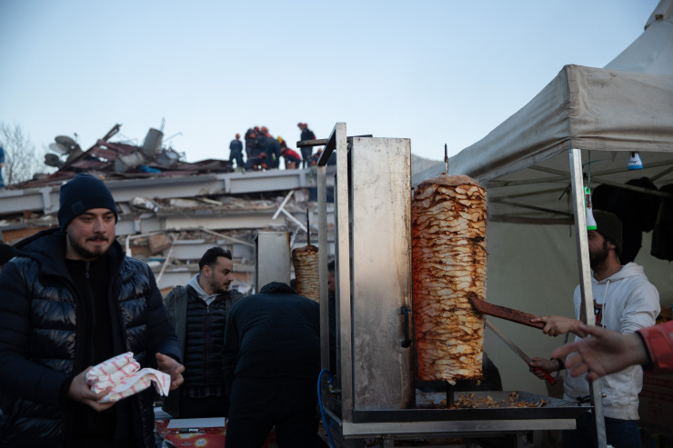 Турски ресторантьор раздава безплатна храна на нуждаещите се в Газиантеп. Снимка: Burak Kara/Getty Images