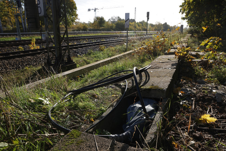 Новоположен кабел до железопътните релси в квартал Хьоеншьонхаузен, където предишния ден техници ремонтираха участък от оптичен кабел, прекъснат при саботаж на 09 октомври 2022 г. в Берлин, Германия. Неизвестни нападатели целенасочено прекъснаха GSM-R кабели на германския държавен железопътен превозвач Deutsche Bahn, които са от решаващо значение за комуникациите, което доведе до тричасово пълно прекъсване на железопътните услуги в Северна Германия. (Снимка: Sean Gallup/Getty Images)