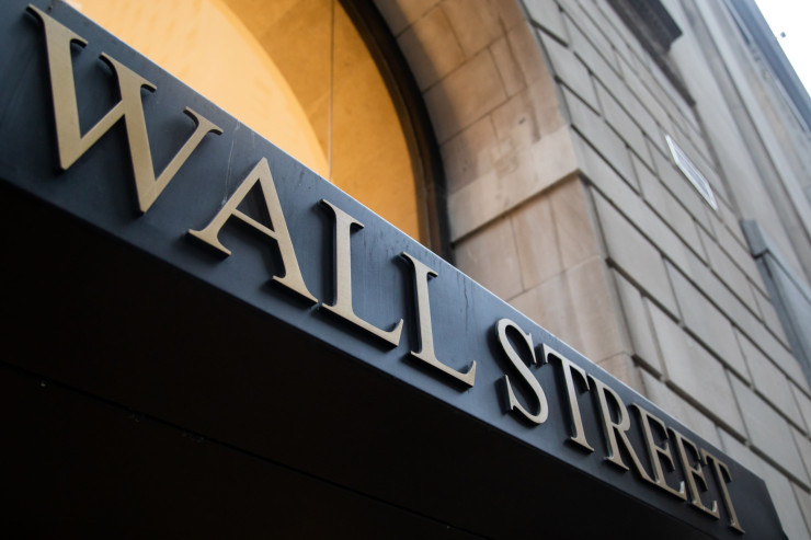 Надпис Wall Street на сграда в близост до Нюйоркската фондова борса (NYSE) в Ню Йорк, САЩ, в понеделник, 27 юни 2022 г. Снимка: Bloomberg