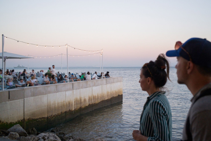 Ресторант на река Тахо в Лисабон. Макар че масовият туризъм все още е голяма част от икономиките на Южна Европа, има също и стремеж за навлизане в области с по-висока добавена стойност. Фотограф: Гонсало Фонсека/Bloomberg
