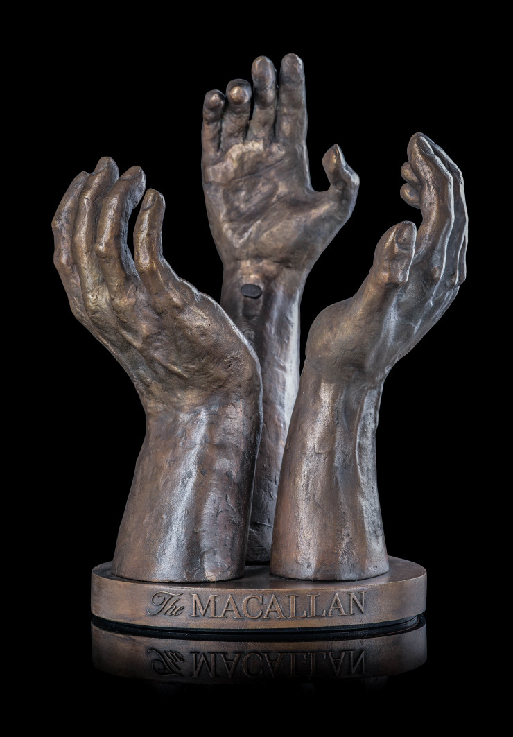 Бронзовата скулптура на три ръце. Снимка The Macallan