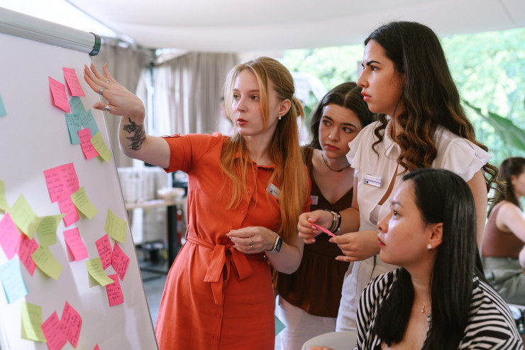 Лятното училище за женско лидерство на Huawei помага на участничките да научат повече за работата в екип. Снимка: Huawei