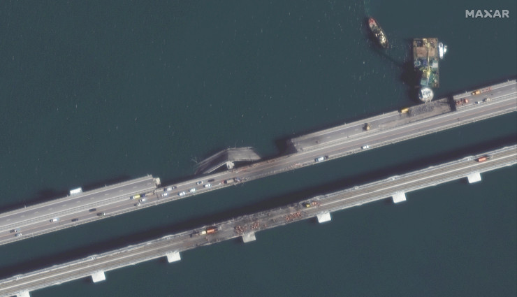 Кримският мост е частично разрушен. Снимка:  EPA/MAXAR TECHNOLOGIES