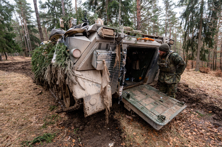 Танк Marder 1A3 в гориста местност по време на международното военно учение "Съюзнически дух 2022" във военния полигон Хоенфелс. Снимка: Armin Weigel/dpa 