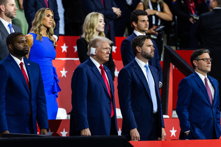 Бившият президент Доналд Тръмп (вляво) и номинираният за вицепрезидент Джей Ди Ванс (вдясно) в първия ден от националния конгрес на Републиканската партия в Милуоки. Снимка: EPA/БГНЕС