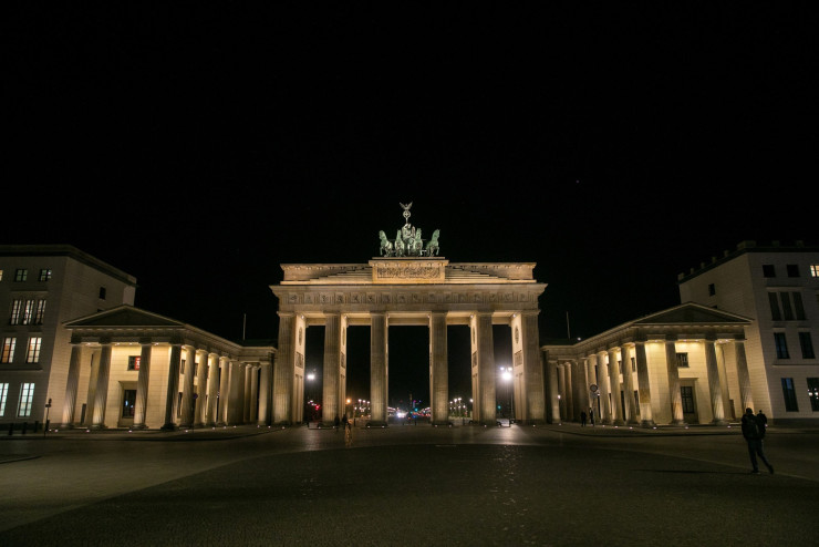 Бранденбургската врата в Берлин през нощта. Снимка: Krisztian Bocsi/Bloomberg